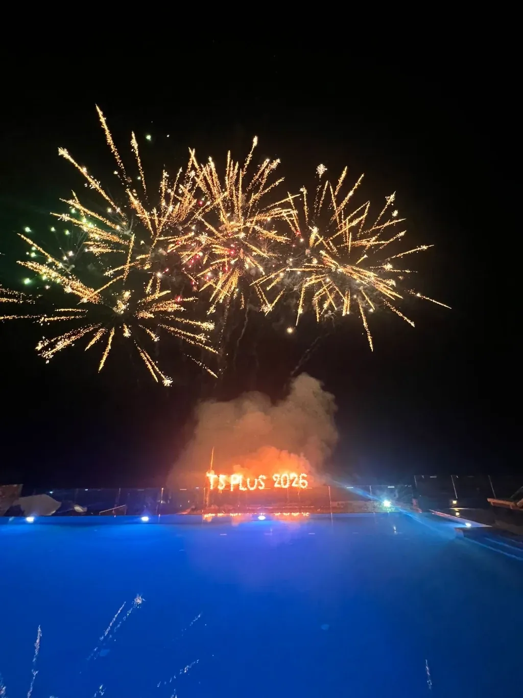 Pokaz fajerwerków z napisem „TS PLUS 2026" wieńczący Międzynarodowe Spotkanie TSplus na Krecie